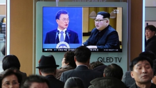 Kim, Moon seek to control optics at their historic summit