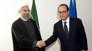 Iran's President Hassan Rouhani (L) shakes hands with his French counterpart Francois Hollande on the sidelines of the U.N. General Assembly in New York September 23, 2014. REUTERS/Alain Jocard/Pool (UNITED STATES - Tags: POLITICS ENVIRONMENT) - RTR47EN6