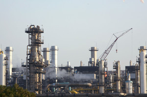 A view of a liquefied petroleum gas refinery in Arzew near the western city of Oran July 30, 2007. REUTERS/Zohra Bensemra (ALGERIA) - RTXDFMM