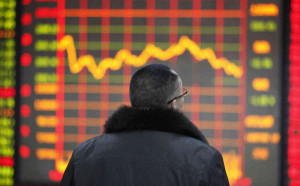 A Chinese investor looks at the Shanghai Composite Index at a stock brokerage house in Huaibei city, east Chinas Anhui province, 27 January 2014. Chinese stocks fell on Monday (27 January 2014) as concern that Chinas economy is slowing spurs declines across global equity markets. The Shanghai Composite Index dropped 1.03% to 2033.30 at the close. Asian stocks declined, with the regions benchmark index heading for its steepest loss since June, as concern that the global economic recovery is faltering spurred investors to sell riskier assets.