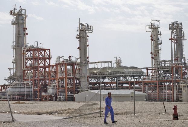 An Iranian worker walks at a unit of of South Pars Gas field in Asalouyeh Seaport, north of Persian Gulf, Iran in this November 19, 2015 file photo. To match IRAN-OIL/POLITICS REUTERS/Raheb Homavandi/TIMA/Files ATTENTION EDITORS - THIS IMAGE WAS PROVIDED BY A THIRD PARTY. FOR EDITORIAL USE ONLY.