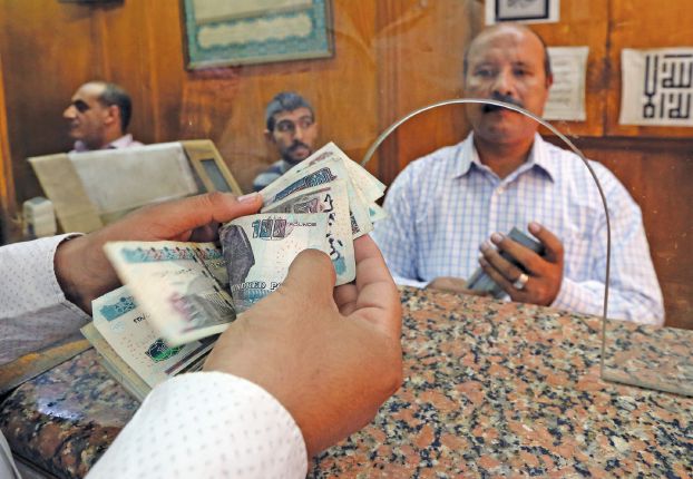 An employee counts Egyptian pounds in a bank in Cairo, Egypt, November 3, 2016. REUTERS/Mohamed Abd El Ghany