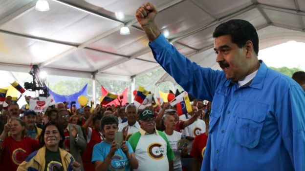 Venezuela crisis: US hits 13 top officials with sanctions