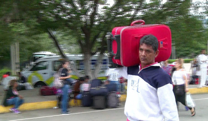 Thousands flee to Colombia before Venezuela strike, vote