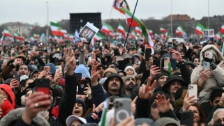 Hundreds of thousands join Iran protests around the world