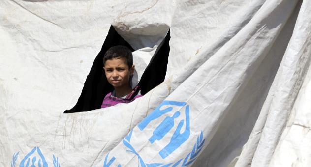 ضغوط متعددة: التداعيات المحتملة لتراجع الدعم الدولي للاجئين السوريين