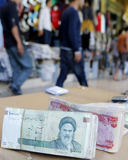 طهران تعتزم تحرير عملتها لردم الفجوة مع السوق السوداء