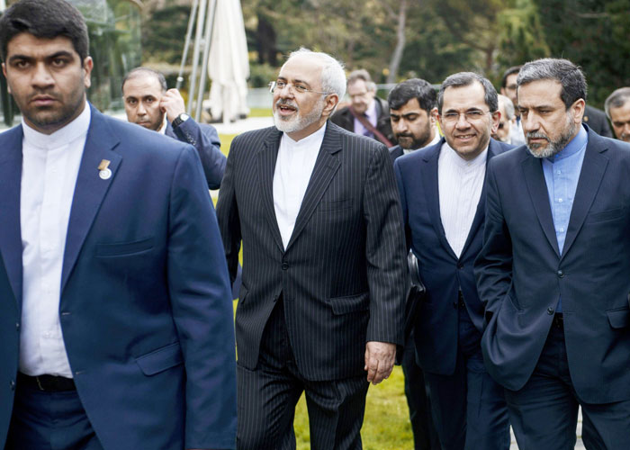إيران تخنق رجالها دون ربطات عنق