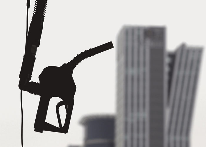 تراجع أسعار النفط يسقط أزمات الشرق من حسابات الغرب