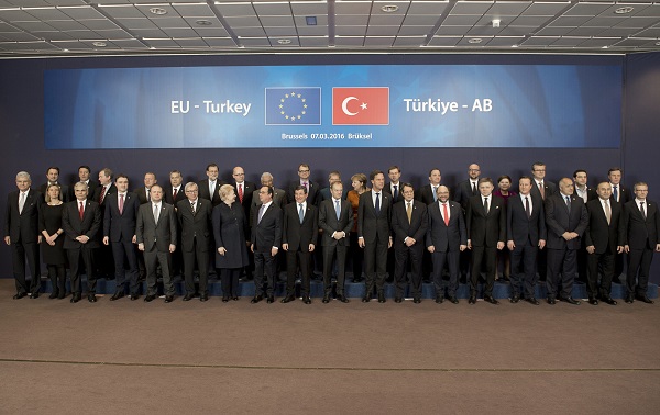 أزمة اللاجئين: “المقايضة الصعبة” في الاتفاق الأوروبي التركي