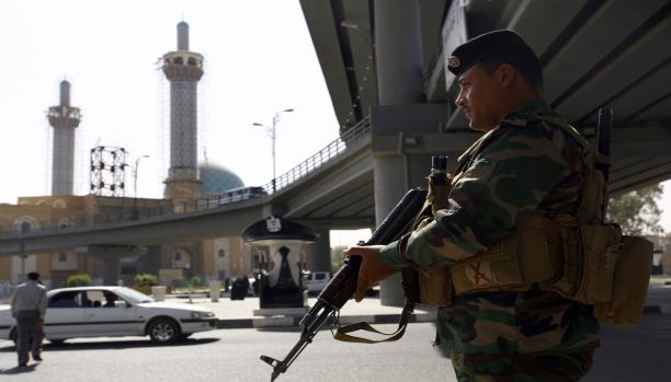 تمزيق رايات “داعش” بالموصل وإجراءات أمنية حول “المنطقة الخضراء”