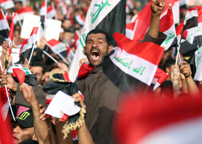 الابتسامات لا تخفي قلق السياسيين من ضجيج المعتصمين في بغداد