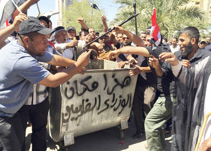 موجة غضب جماهيري تداهم السياسيين المتقاتلين على السلطة في العراق