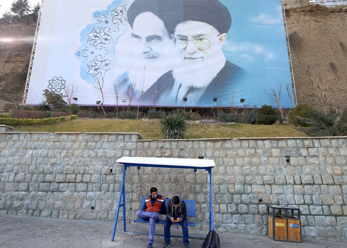 شباب إيران ينوء تحت عبء شعارات الثورة الزائفة
