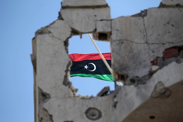 انقسامات الداخل: تداعيات الغارات الأمريكية ضد “داعش” في ليبيا