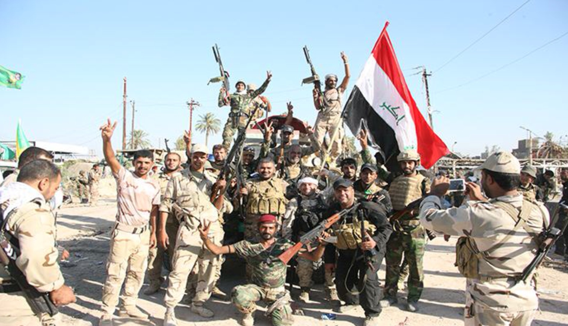 العراقيون الذين يقاتلون “داعش” يظهرون وحدة تبدو غائبة عن بال ساستهم