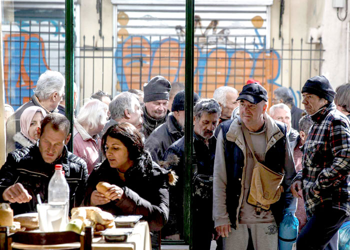 خطط الإنقاذ والتقشف تغرق اليونانيين في مستنقع الفقر