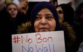كيف يلحق حظر السفر الذي فرضه ترامب الضرر بمحاربة “داعش”؟
