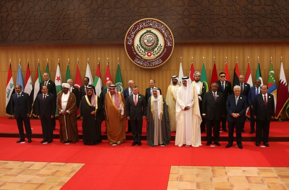 القمة العربية تؤيد حل الدولتين والتمسك بمبادرة السلام