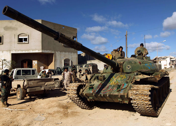 تراجع الجيش الليبي أمام الميليشيات في معركة الهلال النفطي
