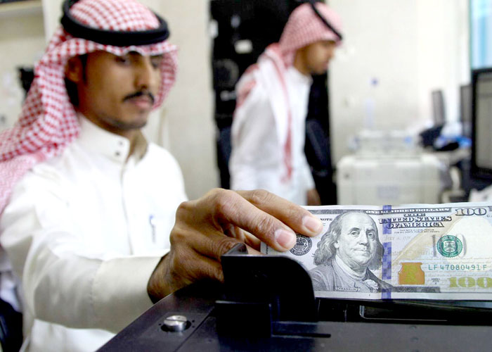 ارتفاع ثمن ربط العملات الخليجية بالدولار الأميركي