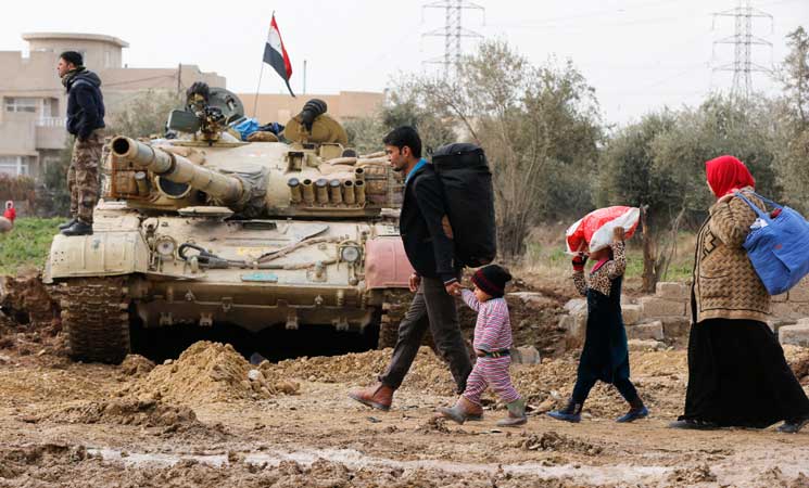 مع حصار “داعش” في غرب الموصل، قرر المدنيون أن الوقت حان للفرار