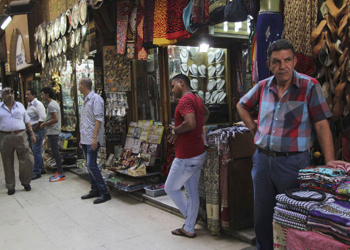 الهجمات الإرهابية وإعلان الطوارئ يزيدان أوجاع السياحة المصرية