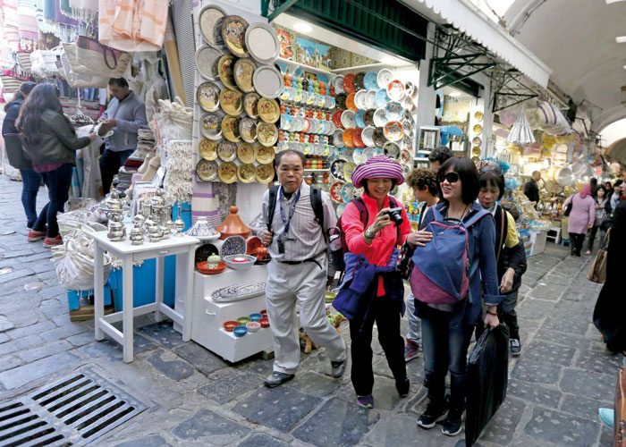 السياحة التونسية تبدأ رحلة الخروج من نفق الأزمة