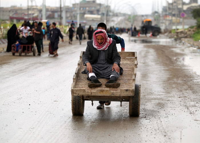 العودة إلى المقايضة تبرز معاناة المدنيين في الموصل الغربي