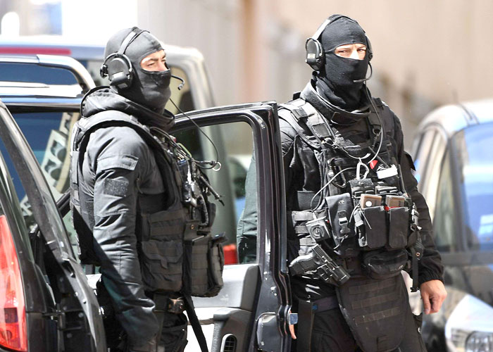 شبح الإرهاب يخيم على الجولة الأولى من الانتخابات الفرنسية