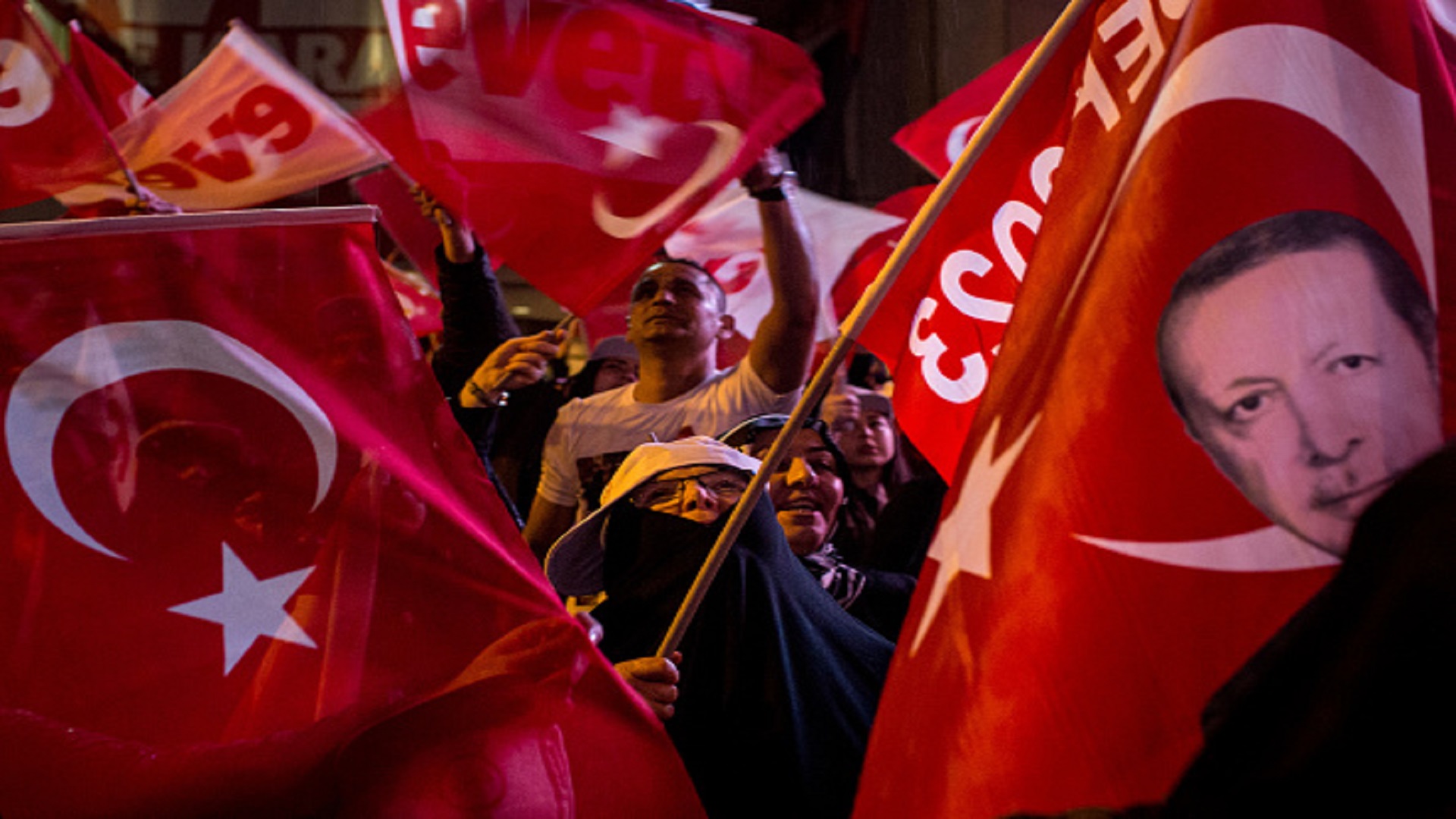 ماذا يعني لتركيا فوز أردوغان في الاستفتاء بهامش ضيق؟