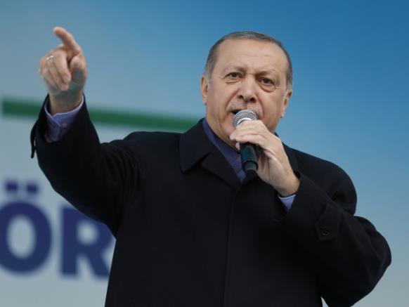 الأتراك يبدؤون التصويت على استفتاء بشأن نظام الحكم