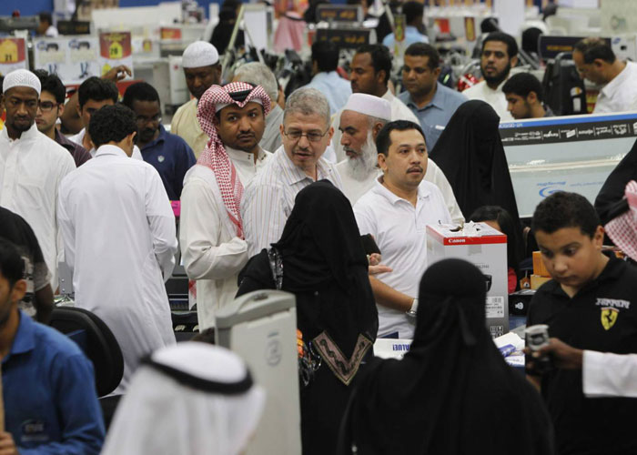 إعادة مخصصات الموظفين تنعش الأسواق السعودية قبل رمضان