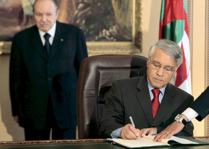 طيف شكيب خليل يخيم على قيادة الحكومة الجزائرية المرتقبة