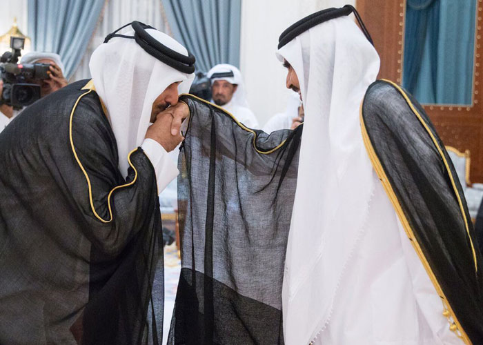 الأمير الأب إلى جانب ابنه أمير قطر بعد أن ‘خذلهما’ الحلفاء