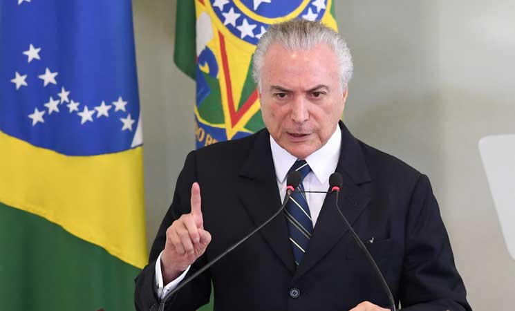 رئيس البرازيل ينفي الموافقة على دفع رشوة لشاهد في تحقيق في قضية فساد