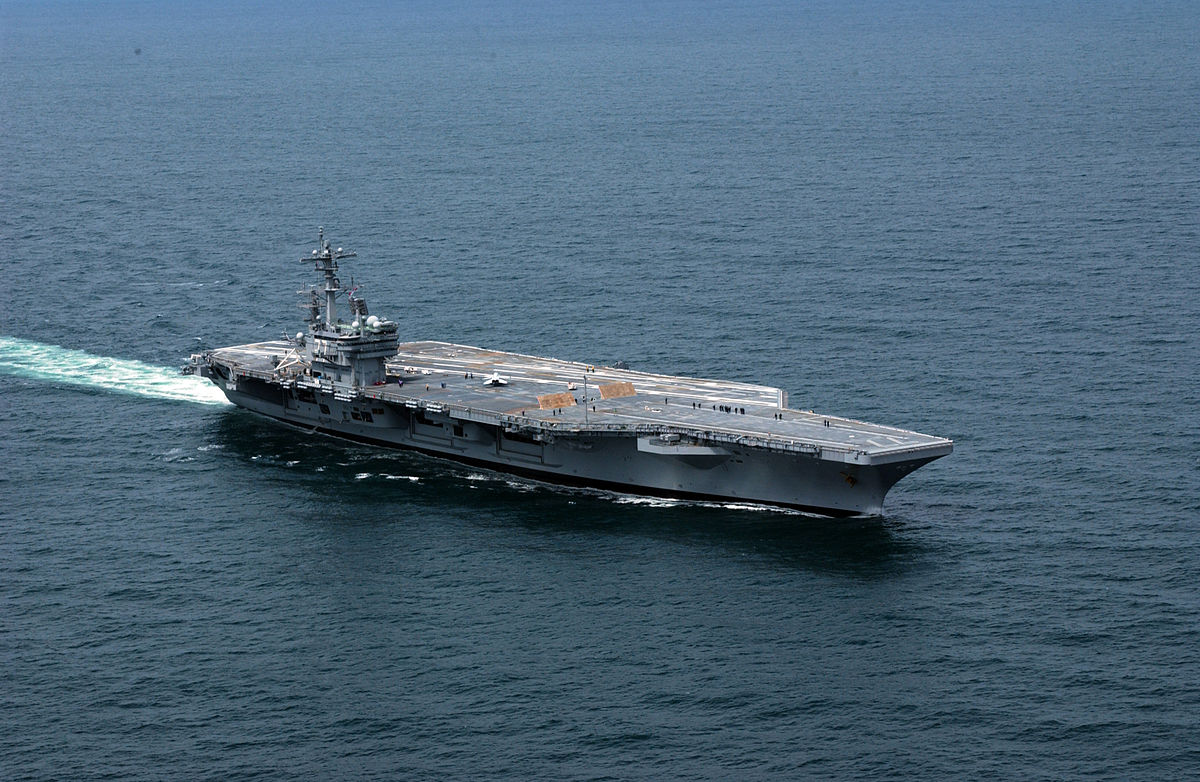 على متن السفينة الحربية التي تقود الحرب ضد “داعش”