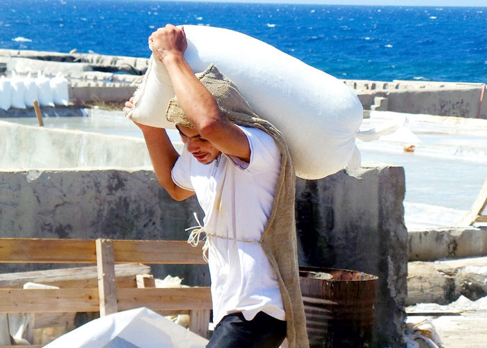 السياحة والتلوث يهددان مناجم الملح العريقة في لبنان