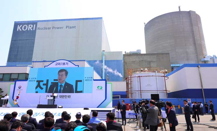 الرئيس الكوري يتعهد بإلغاء خطط بناء مفاعلات جديدة
