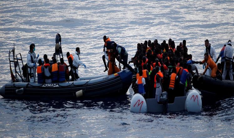 ملحمة إنقاذ قوارب المهاجرين بالمتوسط تتواصل