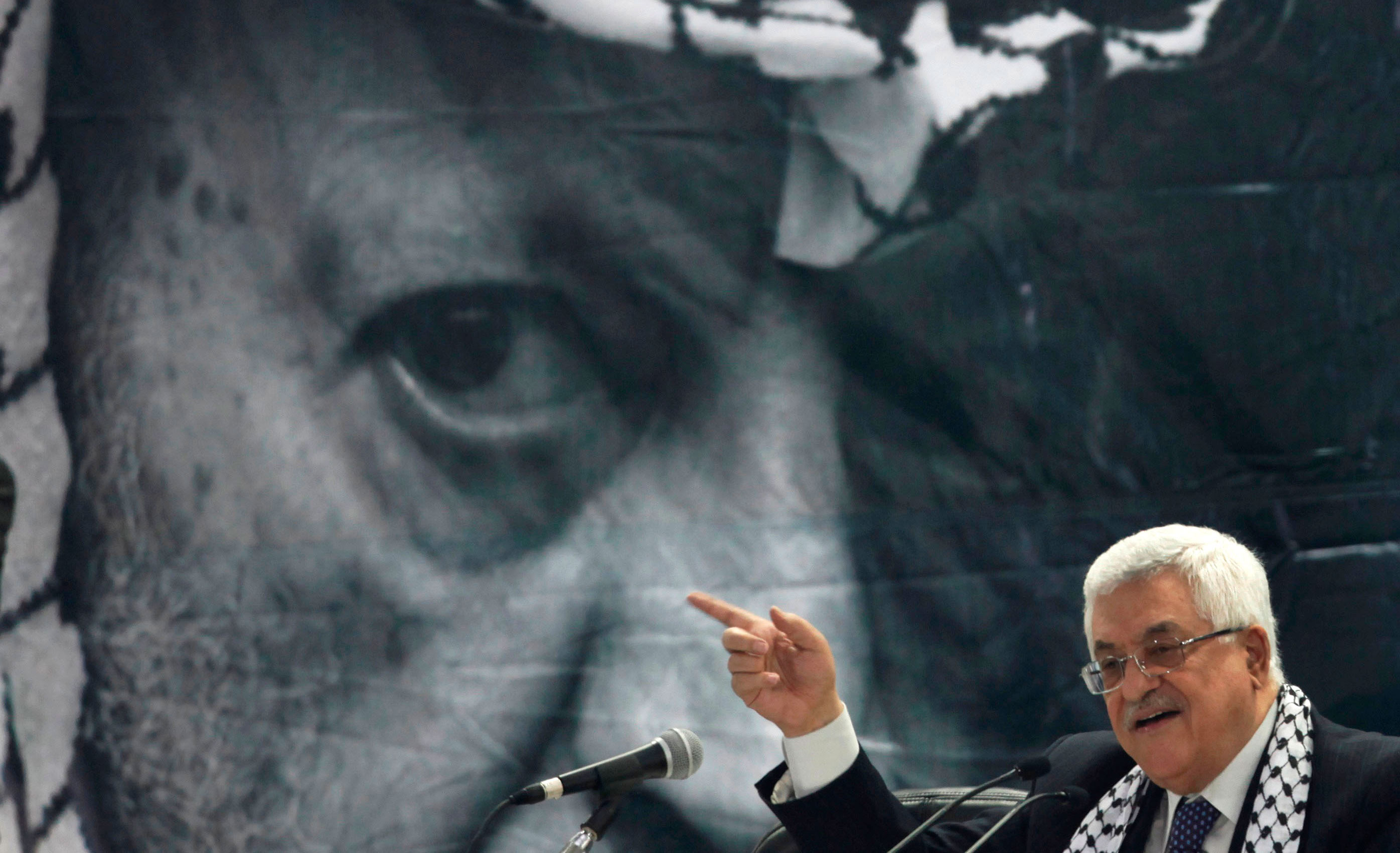 التعليم السياسي لمحمود عباس: كيف حاول الزعيم الفلسطيني الإفلات من شبح ياسر عرفات