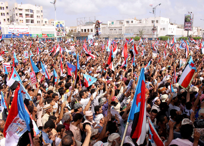 توترات سياسية بالمشهد اليمني تدفع نحو تحريك جموده