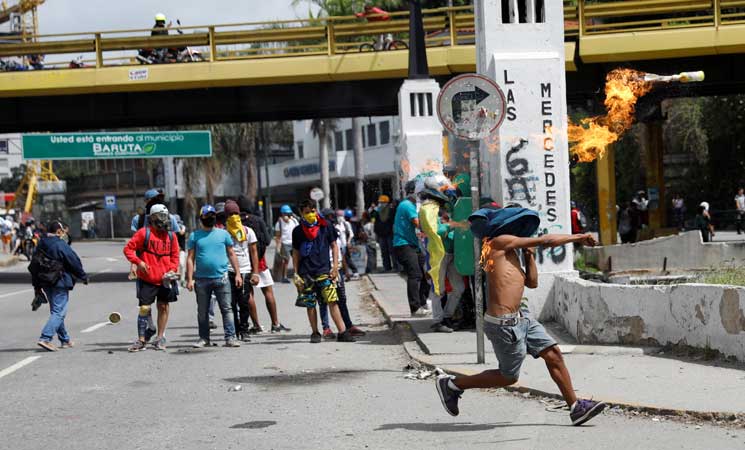 قتيل وعشرات الجرحى خلال تظاهرات ضد الرئيس مادورو في فنزويلا