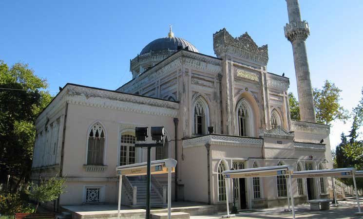 مسجد حميدية التركي.. وكأنك تصلي في حديقة من حدائق الجنة