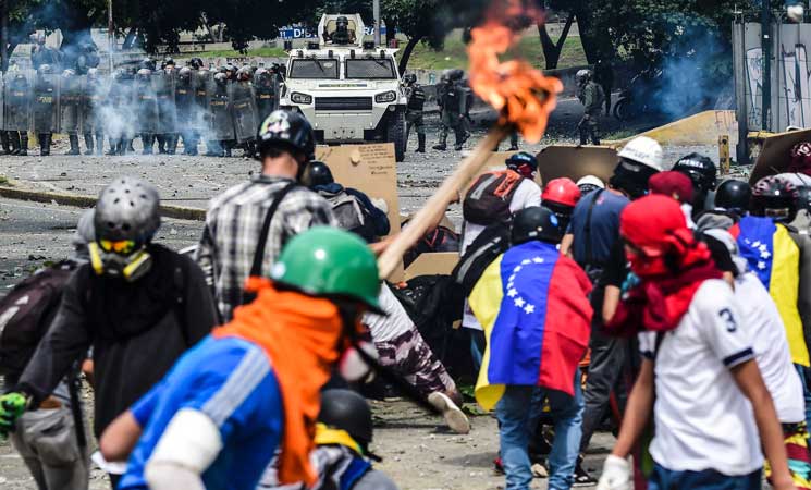 المعارضة في فنزويلا تبدأ إضرابا لمدة يومين للضغط على الرئيس