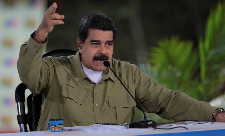 الرئيس الفنزويلي يصف الهجوم على قاعدة عسكرية بـ”العمل الإرهابي”