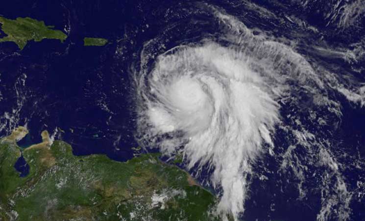 ماريا يتحول إلى إعصار من الفئة الخامسة ويطيح بسقف منزل رئيس وزراء دومينيكا
