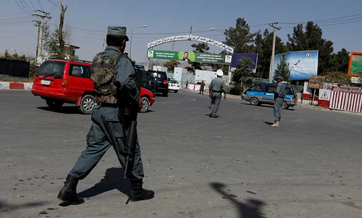 طالبان تعلن أن إطلاق الصواريخ على مطار كابول كان يستهدف طائرة وزير الدفاع الأمريكي