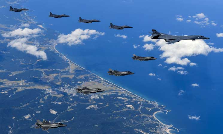 بيونغ يانغ تحرك طائرات وتعزز دفاعاتها بعد إرسال واشنطن قاذفات للمنطقة وسيول تدعو لـ”تجنب التصعيد”