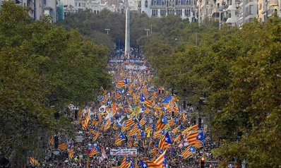 الآلاف يتظاهرون في برشلونة رفضًا لتطبيق المادة 155 من الدستور الإسباني
